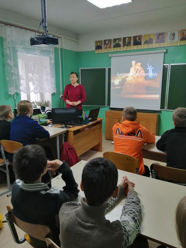 Урок мужества провела учитель Покровской школы Кирюханова Е.С..