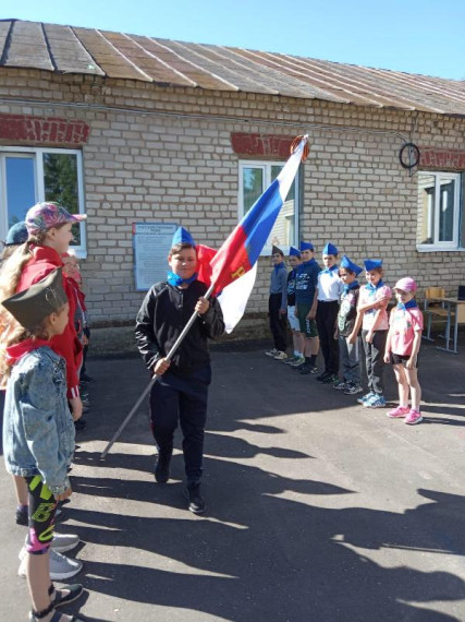 Ежедневный вынос флага Российской Федерации на утреннем построении.